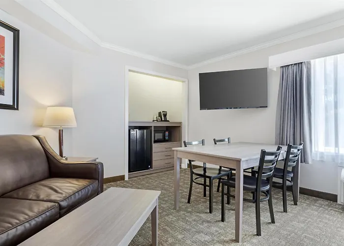 Best Western Plus Windjammer Inn&Conference Center